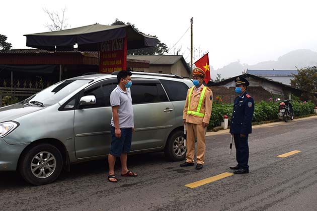 Lực lượng chức năng Chốt kiểm soát liên ngành dịch bệnh COVID-19 bản Nghĩa Hưng, xã Mường Cơi (Phù Yên, Sơn La) kiểm soát xe vào địa bàn.